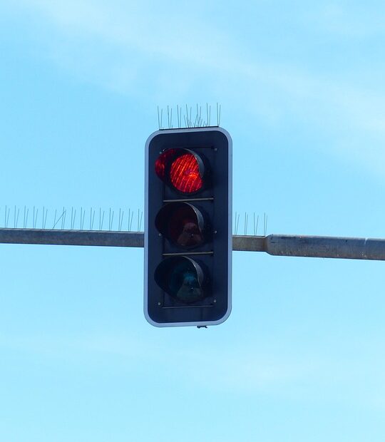 Farol apagado em moto gera multa?