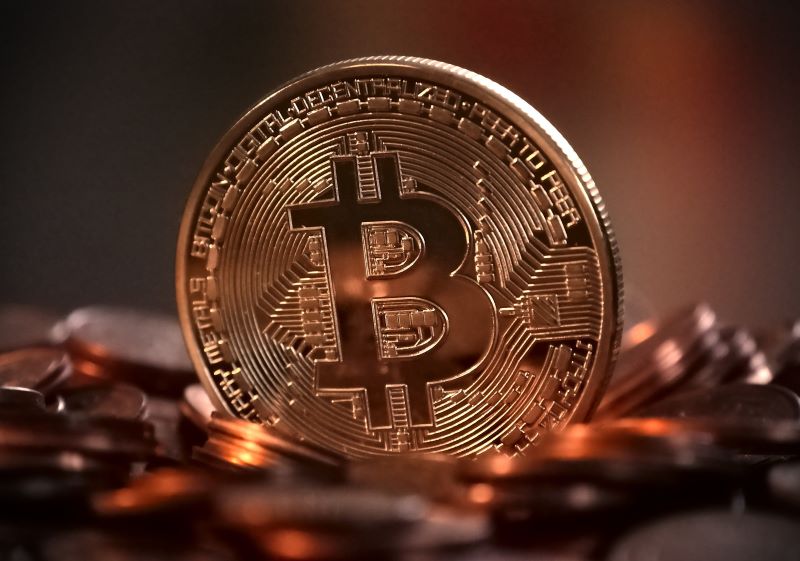 Na contramão dos ativos tradicionais, Bitcoin sobe e rompe a casa de US$ 90 mil