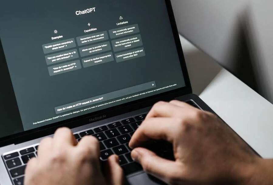 Pessoas menos "inteligentes" usam cinco palavras com frequência, diz o ChatGPT; saiba quais