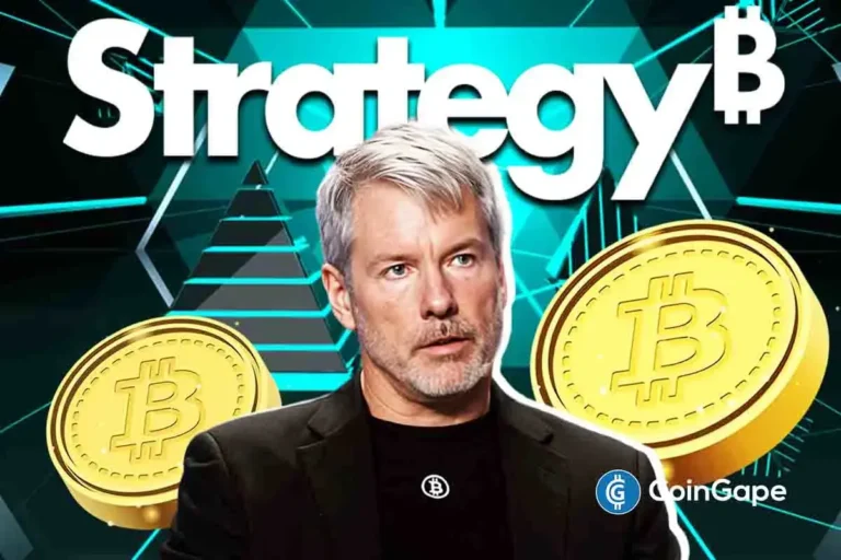 Michael Saylor com cabelos grisalhos usando terno preto em frente ao logo da Strategy e símbolos dourados de bitcoin.