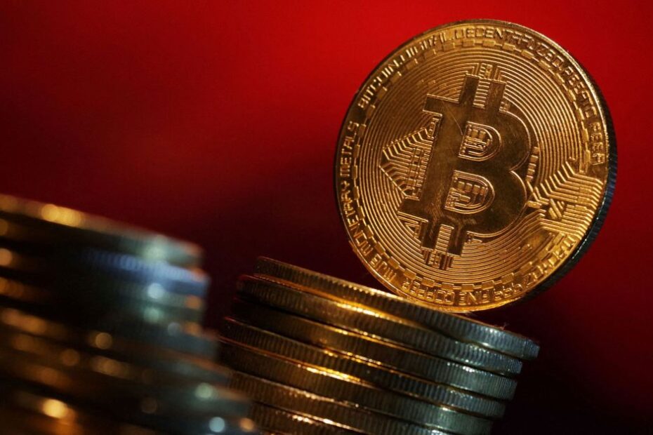 Bitcoin supera US$ 111 mil e renova recorde com apoio macro e regulatório