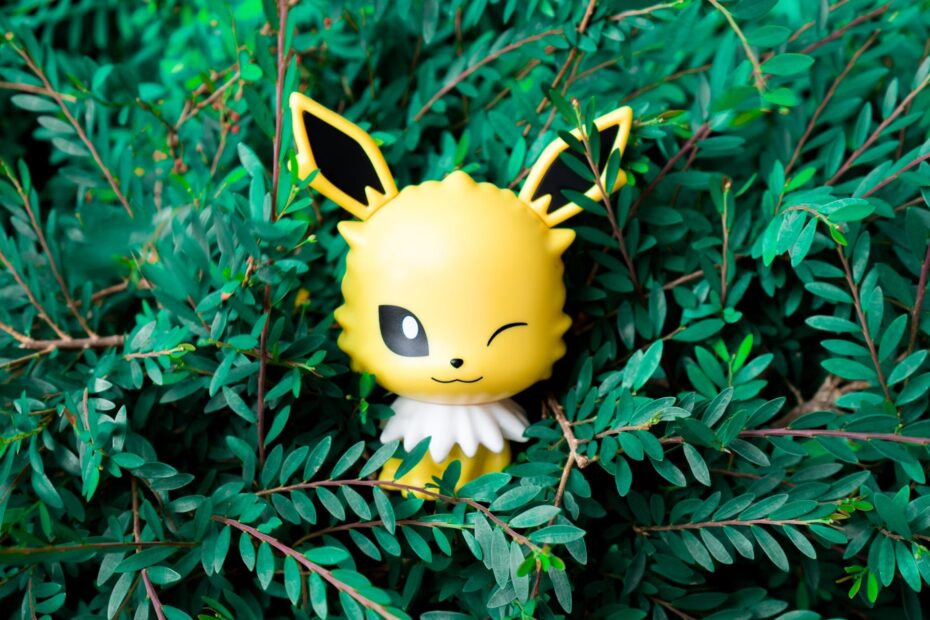 Pokemon em folha de árvores