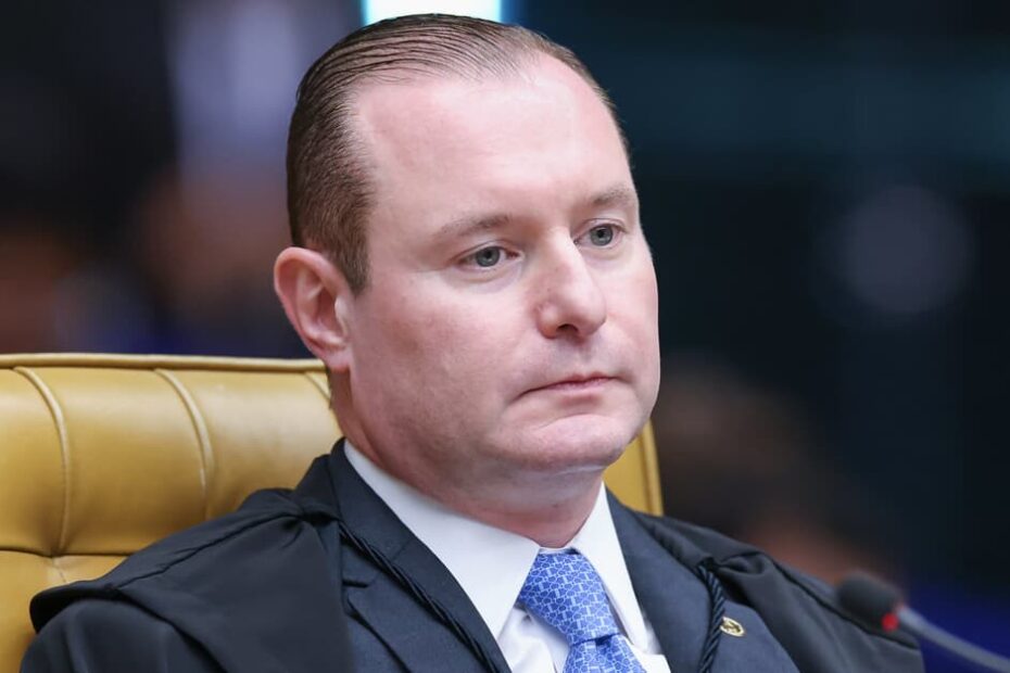 Mesmo com ações suspensas, Zanin cassa vínculo de emprego de advogada