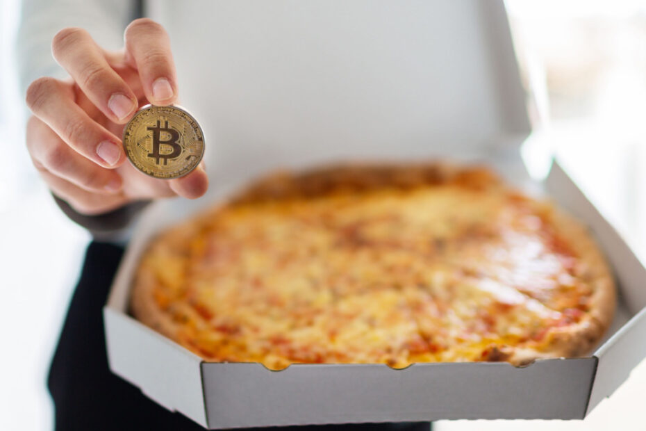 Pizza em uma mão moeda de bitcoin na outra