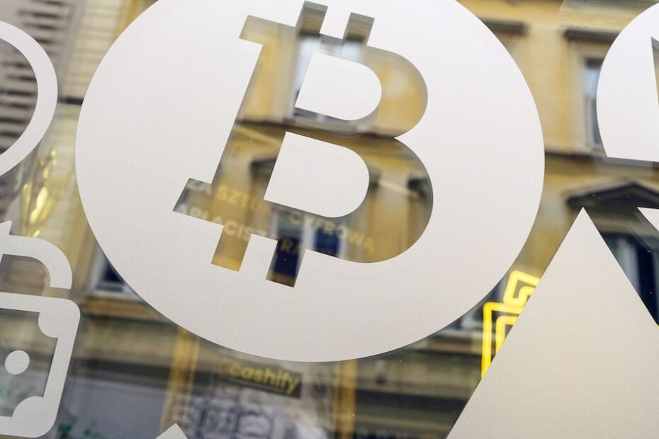 Bitcoin cai para menos de US$ 100 mil e ether perde 10% após ataque dos EUA ao Irã