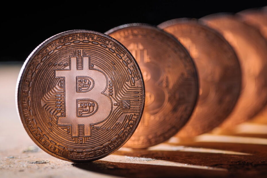Criptos recuam com realização de lucros; Bitcoin vai a US$ 104 mil
