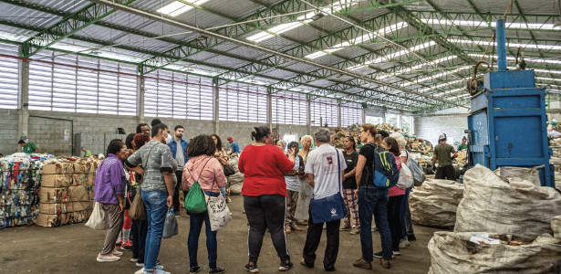 Alunos da Unicata durante aula no curso de gestão e governança de resíduos sólidos