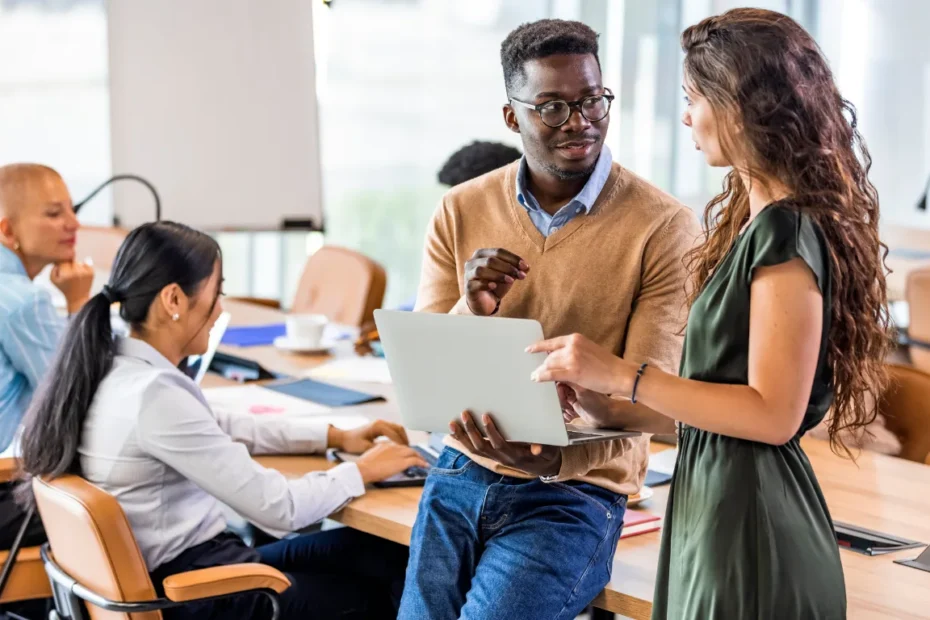 IEL abre vagas de estágio para estudantes de superior e técnico