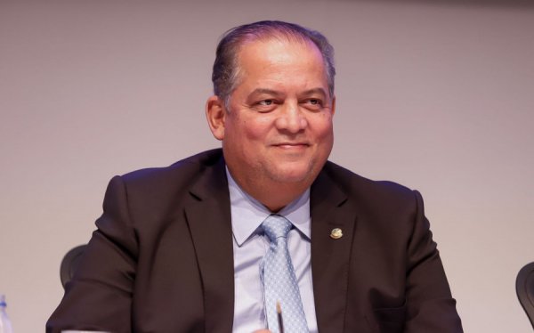 Na França, vice-presidente do Senado Eduardo Gomes participa de painel sobre Inteligência Artificial e segurança cibernética