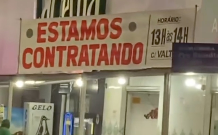 Placa anunciando vaga de emprego chama atenção em Goiânia: “é serviço ou job?”