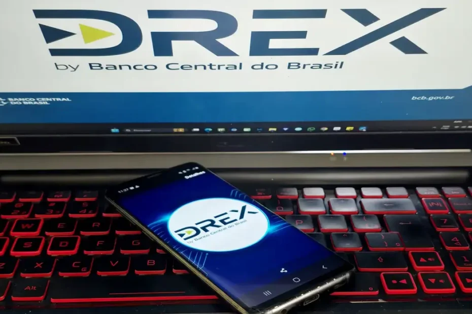 "Imagem de um celular exibindo o aplicativo DREX, com logo do Banco Central do Brasil ao fundo"