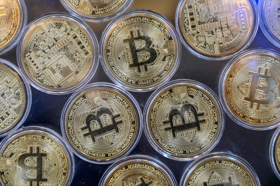 Pioneiros de cripto vendem mais de US$ 50 bi em bitcoins - 06/07/2025 - Tec