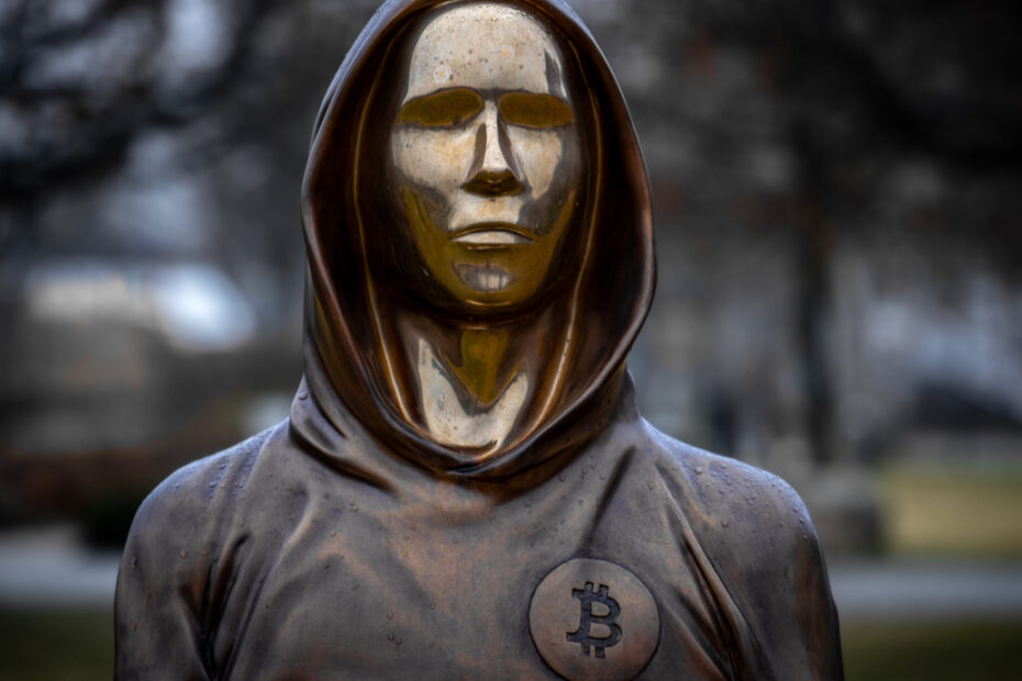 Estátua do misterioso fundador do Bitcoin, Satoshi Nakamoto, esculpida por Reka Gergely e Tamas Gilly e instalada em Budapest, na Hungria