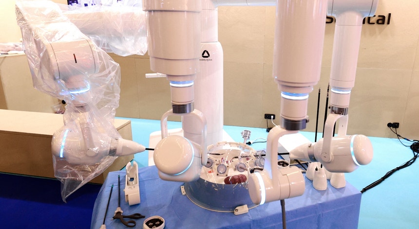 Robot treinado por inteligência artificial faz operação sem ajuda humana
