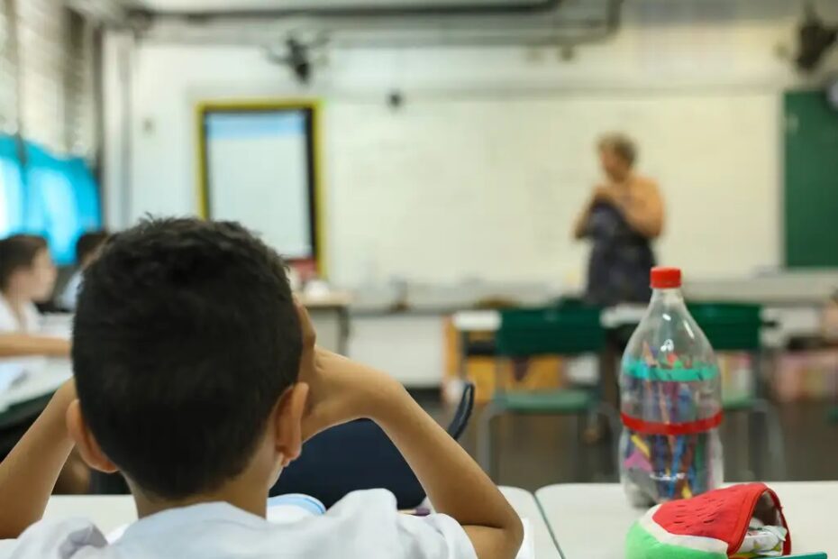 Uso excessivo de IA preocupa educadores e cientistas pelo impacto na aprendizagem