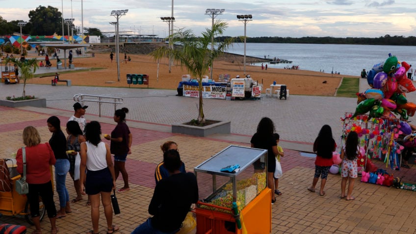Trabalhadores venezuelanos vendem na orla do Rio Branco em Boa Vista, capital do Estado de Roraima