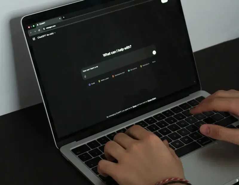 Conversas com máquinas que podem mudar destinos humanos. (Créditos: Unsplash / Berke Citak)