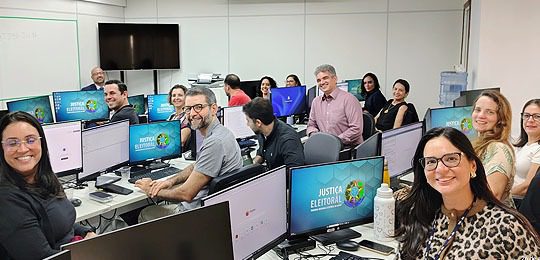 Curso sobre Inteligência Artificial capacita assessores(as) jurídicos(as) do TRE-BA — Tribunal Regional Eleitoral da Bahia