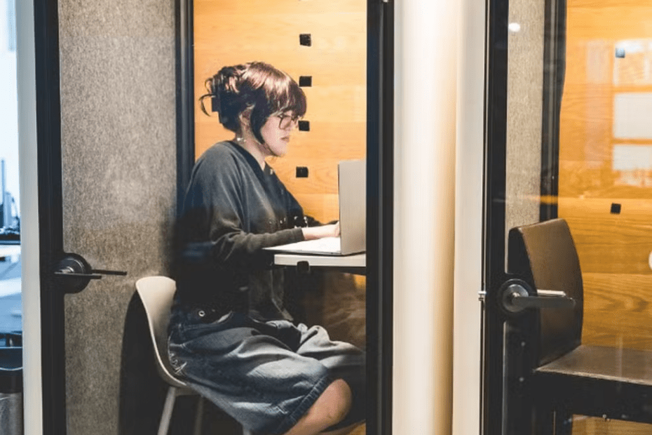 Escola troca professores por inteligência artificial e tem só 2 horas de aula por dia; mensalidades partem de R$ 18 mil