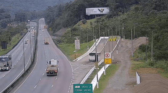 Ônibus usa área de escape na BR-376 após pane nos freios em Guaratuba – Surgiu