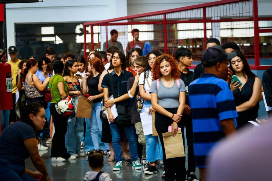 Total de trabalhadores por conta própria dispara, e ganho supera o de formais - 10/08/2025 - Mercado
