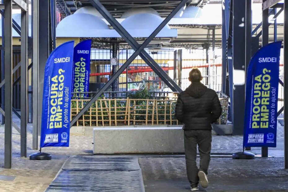 Ação oferta vagas de emprego em terminais de ônibus de Curitiba