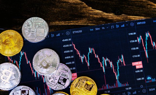 Bitcoin sobe para US$ 112,4 mil nesta segunda-feira (08/09) e Dogecoin dispara mais de 6% entre as altcoins