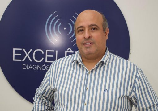 Cardiologista analisa a ressonância magnética com inteligência artificial