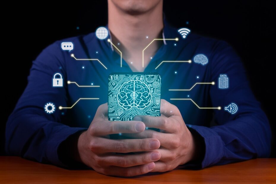 Pessoa segurando celular com cérebro digital e ícones de tecnologia ao redor.