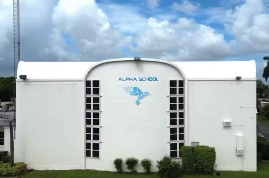 Escola troca professores por inteligência artificial e tem só 2 horas de aula por dia; mensalidades partem de R$ 18 mil