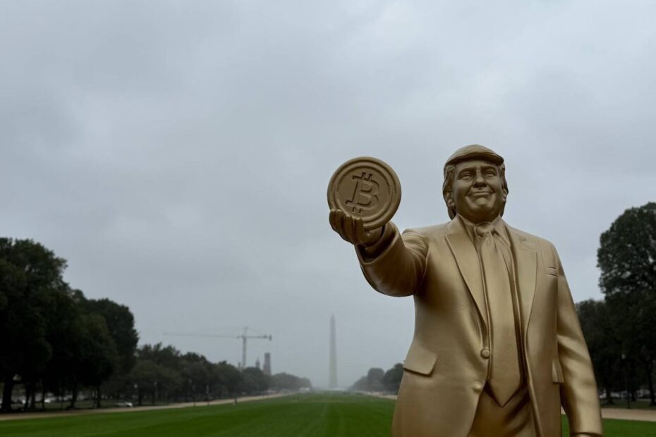 Estátua de Trump segurando bitcoin aparece na frente do Capitólio | Criptomoedas