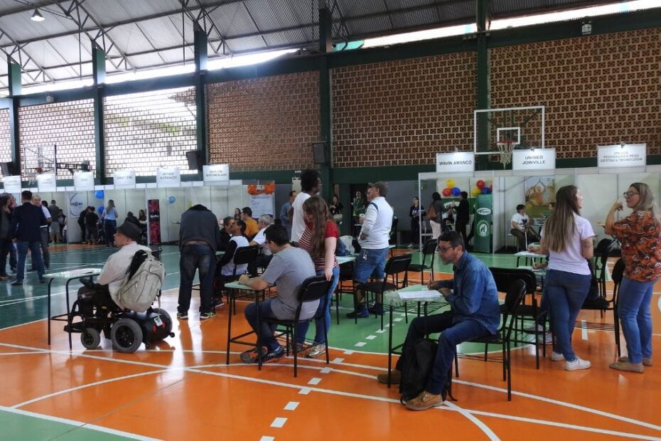 Feirão de empregos oferta mais de 100 vagas para pessoas com deficiência em Joinville