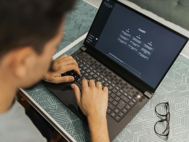 Inteligência artificial ameaça aprendizado da escrita, alerta autor