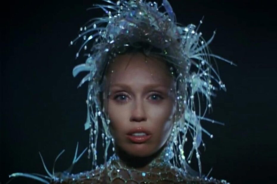 Miley Cyrus conta que sua casa em Malibu está sendo reconstruída