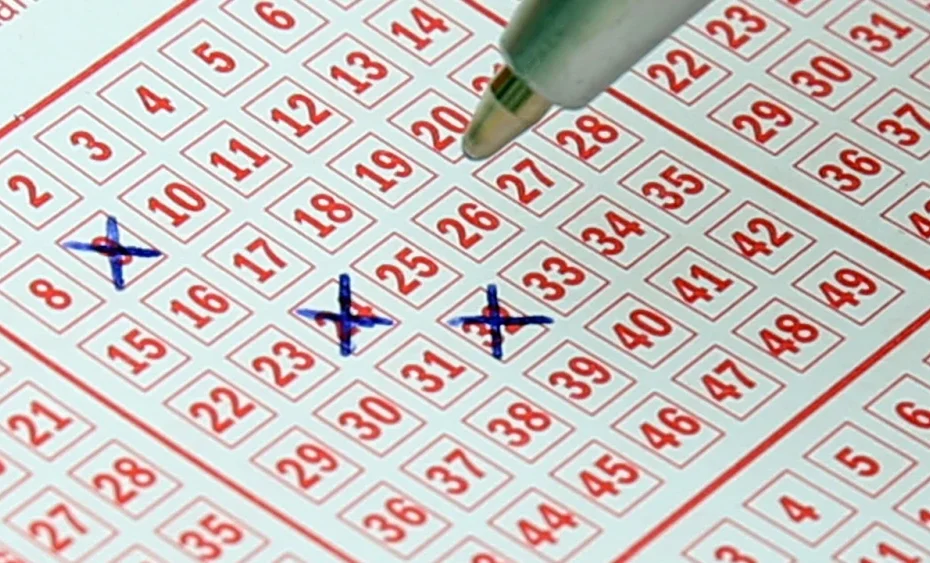 Mulher ganha R$ 800 mil na loteria com números do ChatGPT e doa todo o prêmio