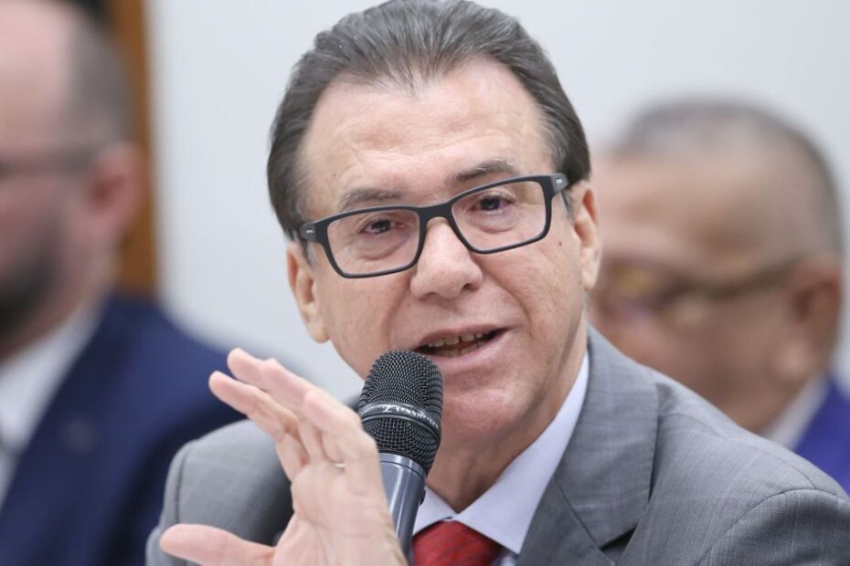 Queda em vagas formais é "alerta" para Banco Central, diz Marinho