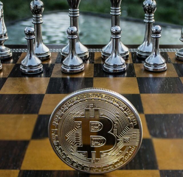 cripto cai forte em meio a cautela do Fed e risco de “shutdown” nos EUA