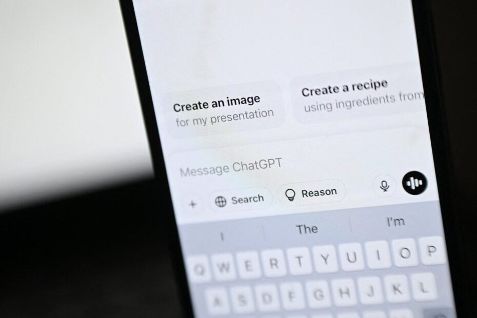 Saiba como usar, de maneira crítica, o ChatGPT (Foto: Justin TALLIS / AFP)