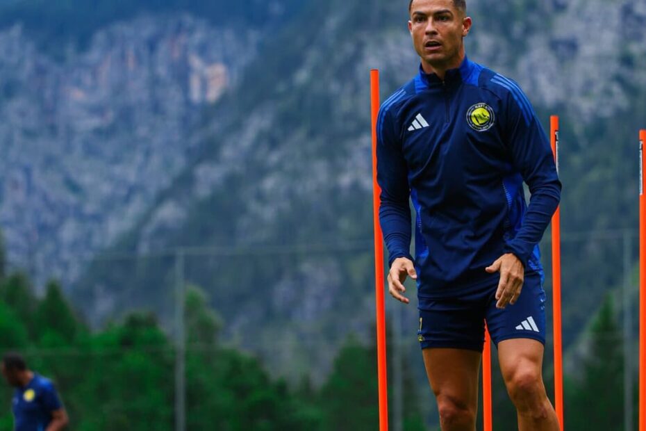 Cristiano Ronaldo levantou a taça da Nations League (Foto: John MACDOUGALL / AFP)