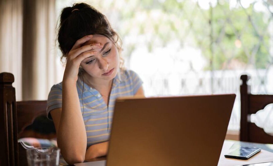 Geração Z enfrenta ‘apocalipse de emprego’ à medida que empresas priorizam IA, diz estudo