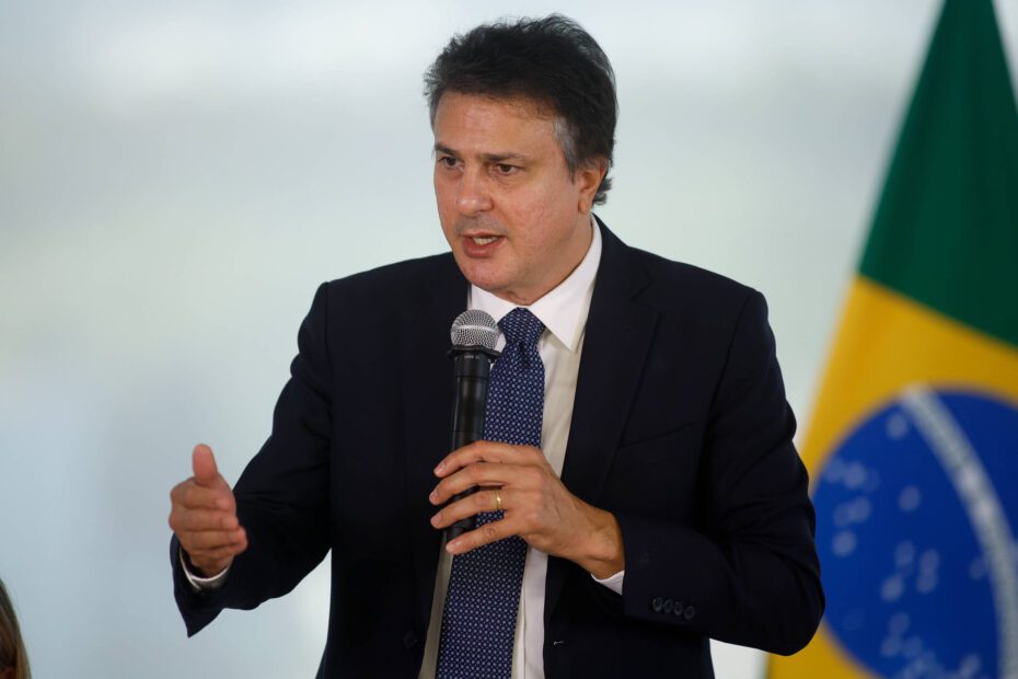 MEC cria 5.000 vagas em cursos de tecnologia nas federais - 07/10/2025 - Educação