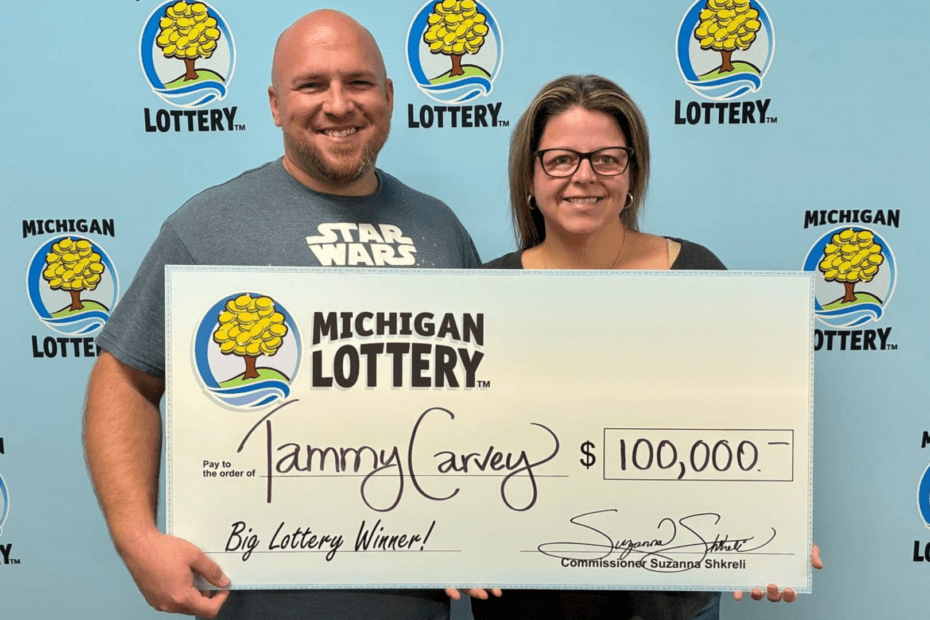 Mulher fatura bolada em loteria nos EUA e surpreende ao revelar como os números foram escolhidos: 'Ficamos chocados'