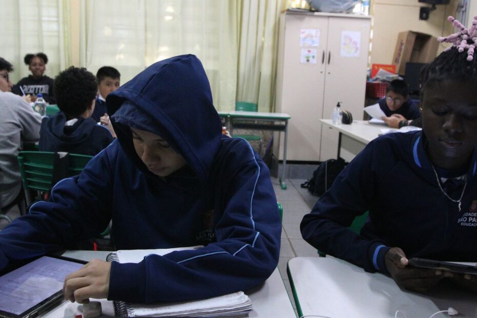 Professores no Brasil usam mais IA que média dos países da OCDE