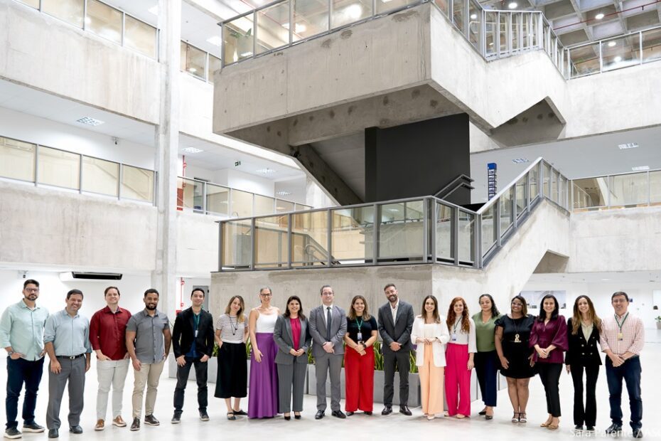 Vários homens e mulheres que posaram para foto ao final do encontro