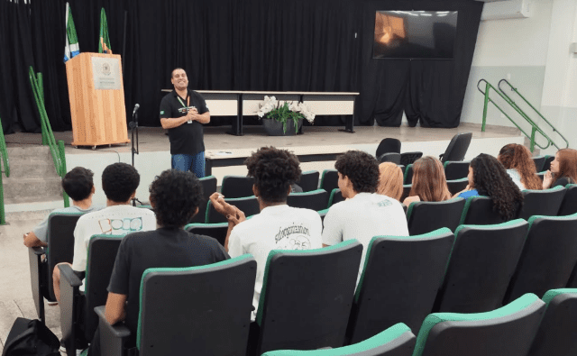 vagas com salários de até R$ 16 mil em outubro de 2025