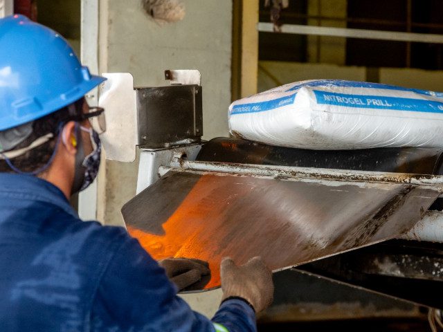 Centenas de empregos abertos pela Fafen acontecem após gestão estadual apoiar retomada de atividades da fábrica / Foto: Arthuro Paganini