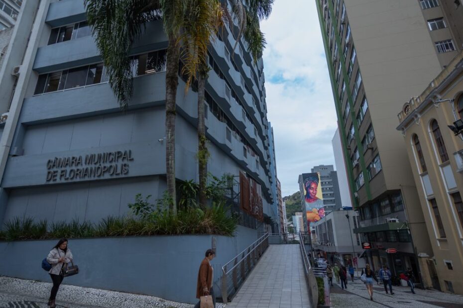 Com R$ 26 mil de salário, vereadores de Florianópolis querem contratar vagas de estacionamento