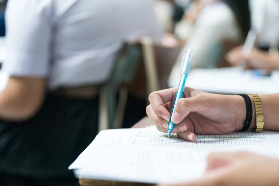 Concursos públicos têm milhares de vagas abertas com salários de até R$ 44 mil