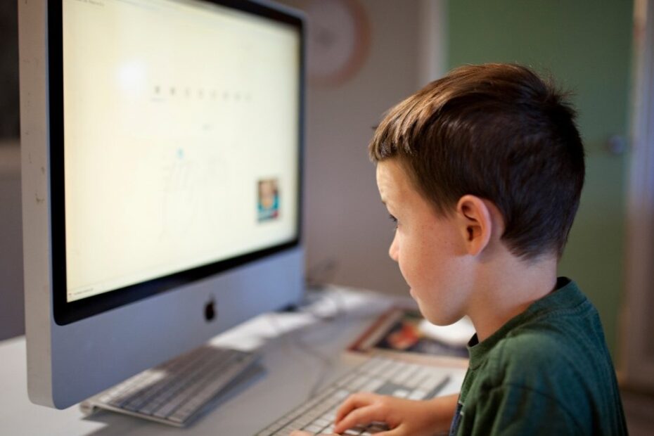 Crianças estão terceirizando pensamento crítico para IAs