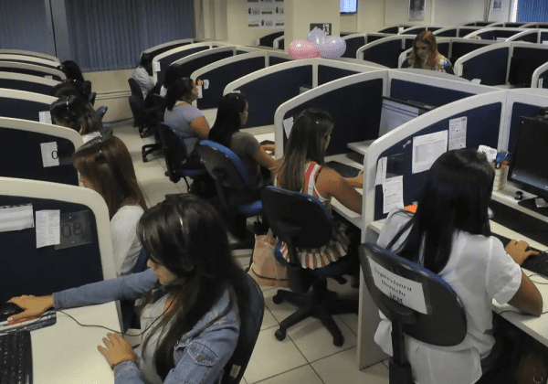 Empresa de telemarketing abre 500 vagas de emprego em Feira de Santana; veja como se inscrever